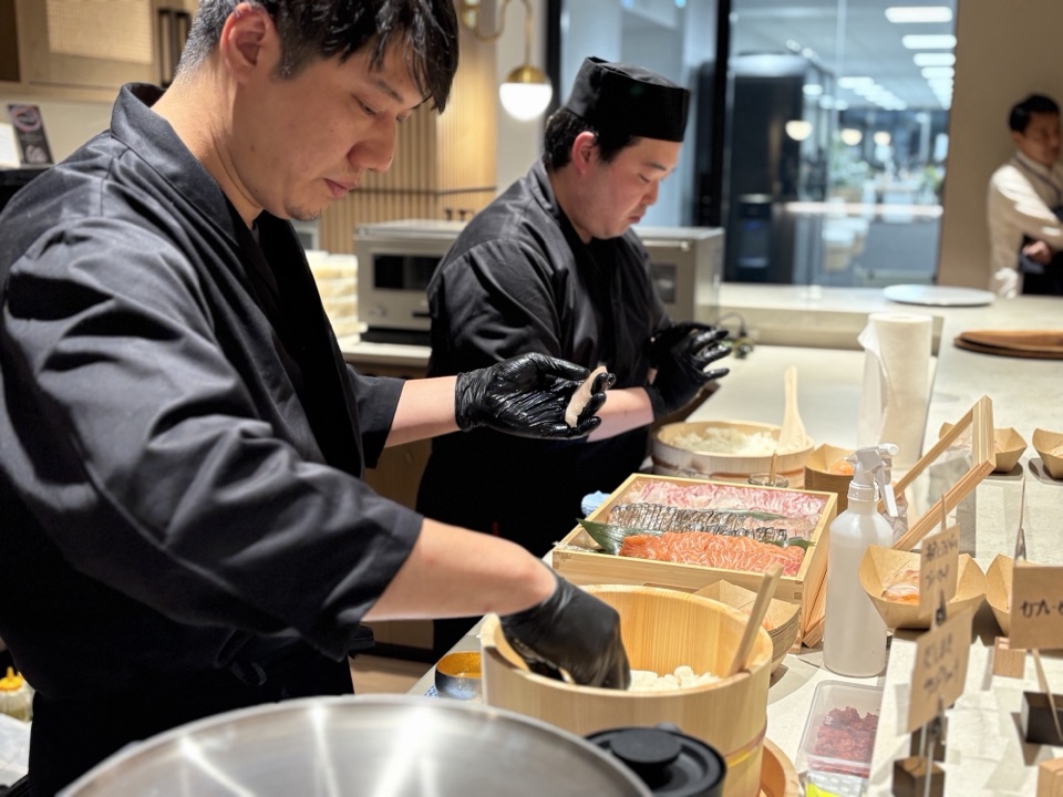 会場で鮨を握る職人